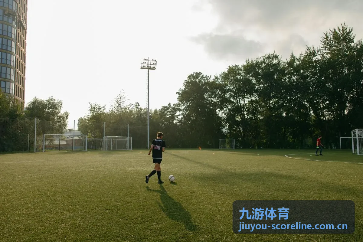 九游体育足球球员在场上完成传球